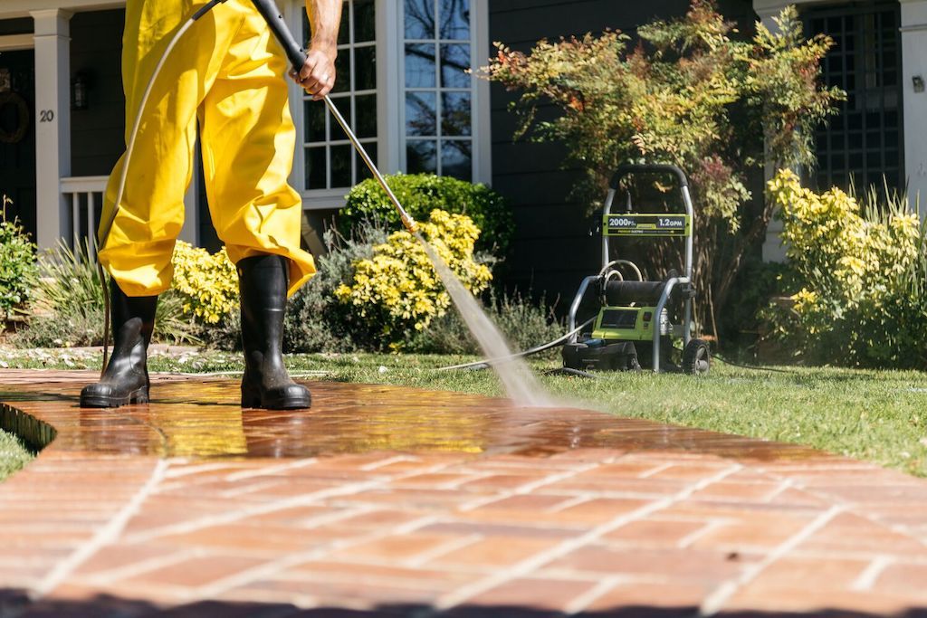 A Professional Cleaner is Driveway Cleaning Davenport FL very safely.